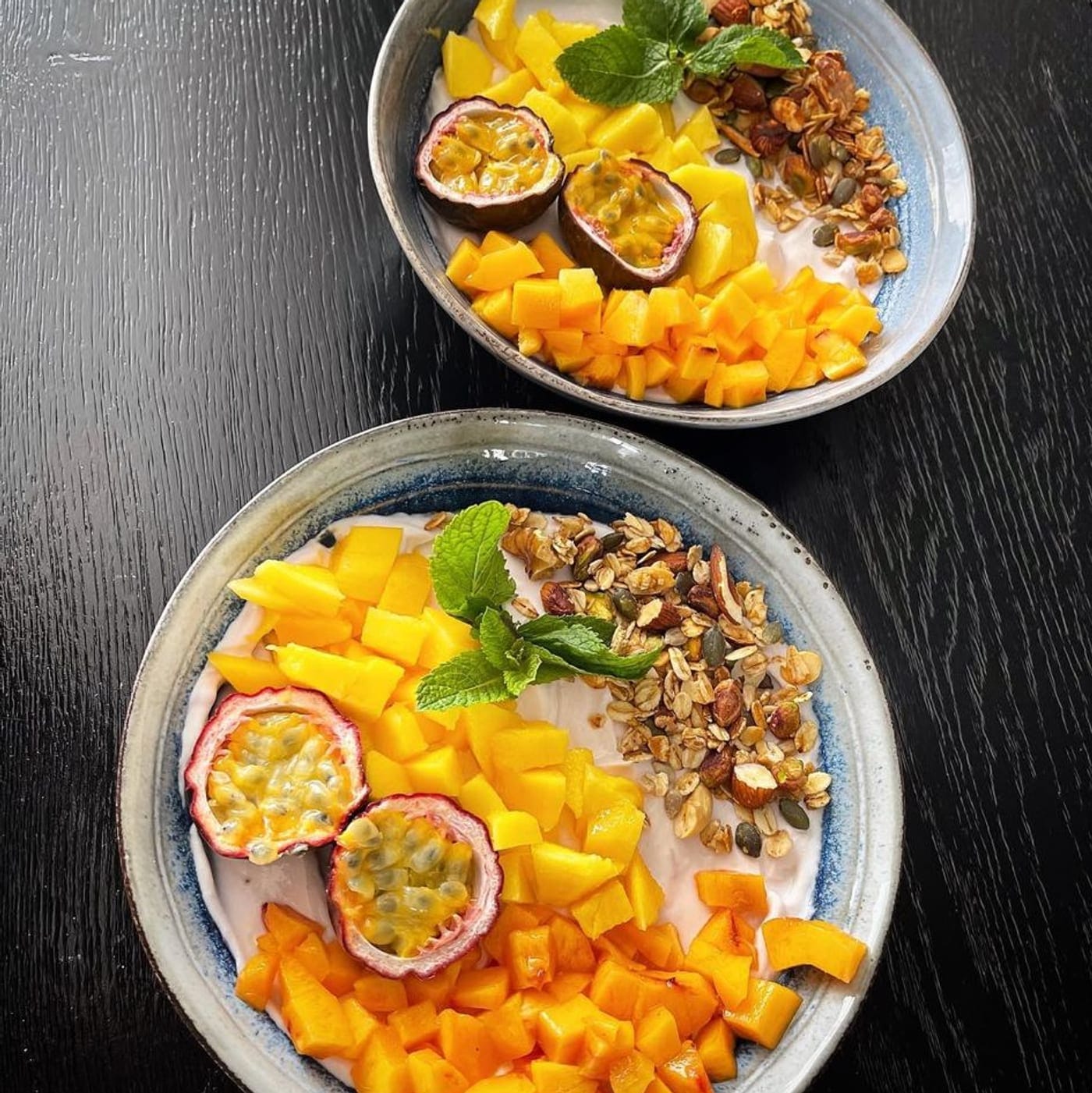Amanda roostert granola in de keuken